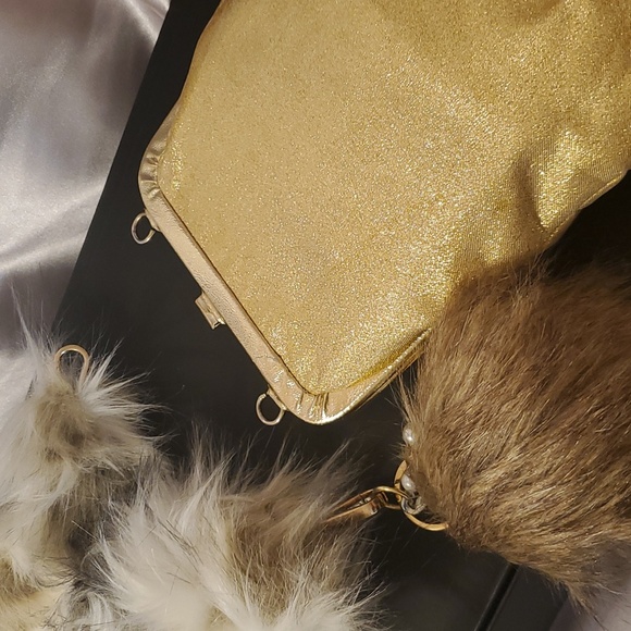 Amercan Vintage Metallic Golden Evening Top Lock Purse with Fur Accessories - Picture 7 of 8